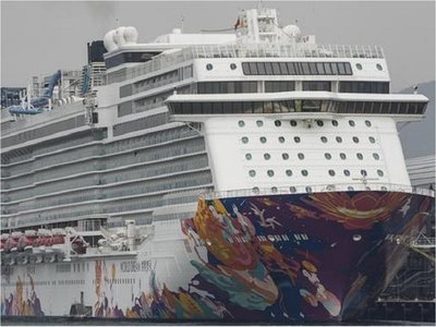 Ocupantes del crucero atracado en Hong Kong podrán desembarcar