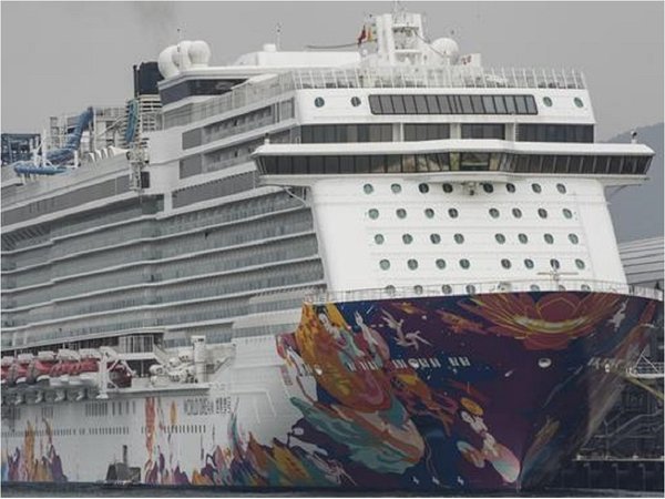 Ocupantes del crucero atracado en Hong Kong podrán desembarcar
