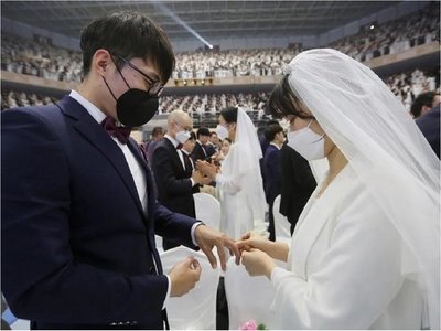Coronavirus: Parejas se casan con mascarillas por miedo al contagio