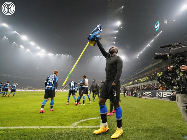 El Inter reina en un derbi vibrante y alcanza a Juventus