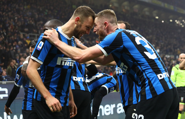 Inter doblega al Milan y alcanza la cima en la Serie A
