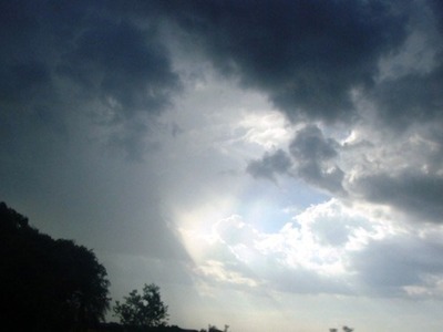 Vientos leves del sur y lluvias dispersas para hoy