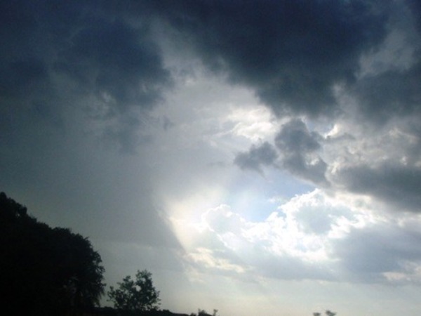Vientos leves del sur y lluvias dispersas para hoy