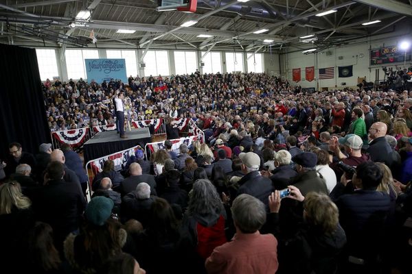 Sanders y Buttigieg se lanzan dardos en New Hampshire