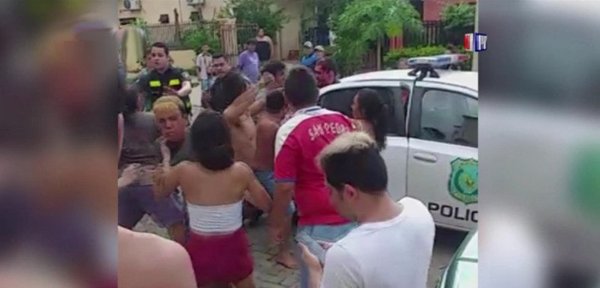 Batalla campal entre vecinos en el barrio San Francisco | Noticias Paraguay