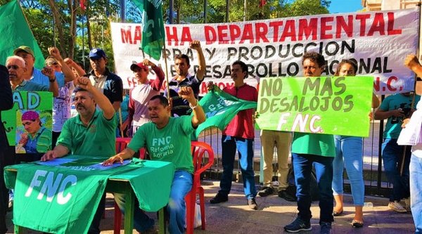 Campesinos critican intención de intendente de sacarlos de plaza