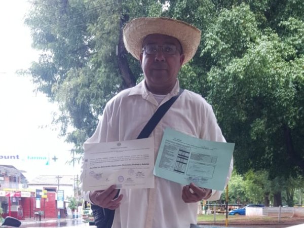 Regalan beca a heladero que se hizo viral por sus excelentes notas