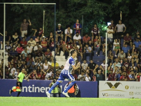El festejo de Pablo Zeballos tras su gol a Cerro