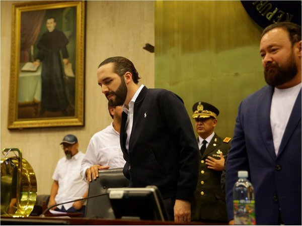 Bukele irrumpe con militares en el Congreso para pedir préstamo