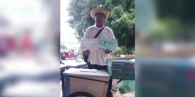 HELADERO SE VUELVE VIRAL POR SUS EXCELENTES NOTAS Y LE REGALAN UNA BECA