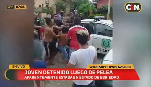 Sospechoso de apuñar a un hombre se defiende de turba enfurecida