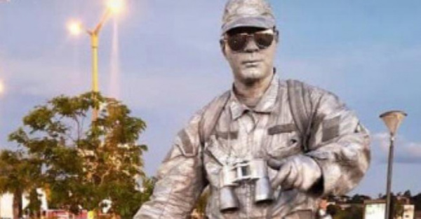 Estatua viviente por amor al arte y a su hermanito menor