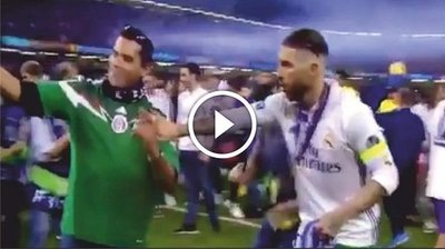 Sergio Ramos se niega a tomarse una foto con un mexicano (Vídeo) - PARAGUAYPE.COM