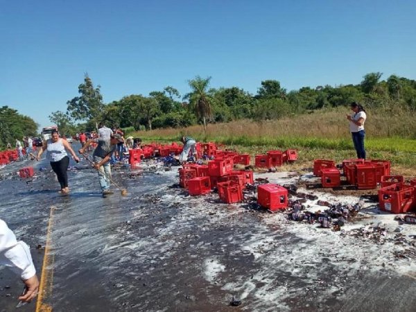 Rapiñan cervezas de camión que casi volcó