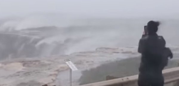 Tan fuertes son los vientos en Australia, que rotan sentido de cascadas | Noticias Paraguay