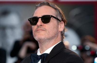 Comiendo una hamburguesa vegana en la calle: así celebró Joaquin Phoenix su premio Oscar - SNT