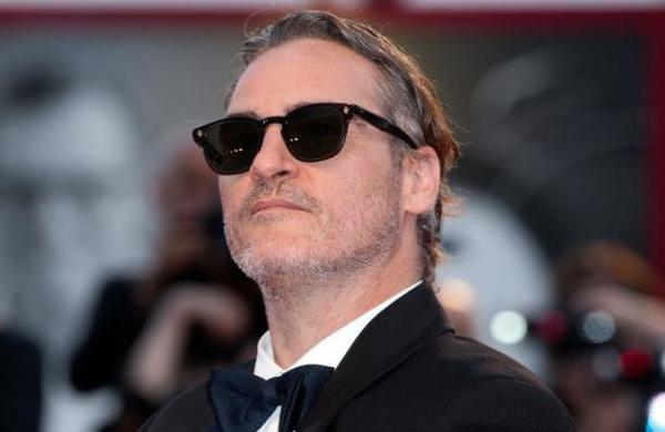 Comiendo una hamburguesa vegana en la calle: así celebró Joaquin Phoenix su premio Oscar - SNT