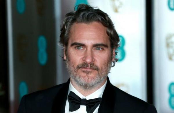 Un emocionado Joaquin Phoenix recordó a su hermano muerto tras ganar el Oscar - SNT