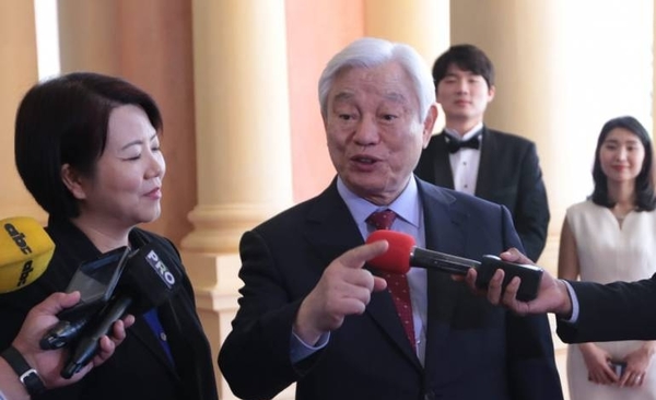 HOY / Acusado de lavar cerebro a jóvenes en EE.UU: pastor coreano 'entra' en colegios