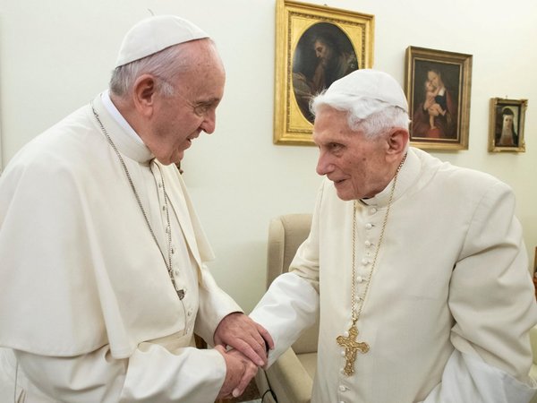 7 años después de su renuncia, Benedicto XVI alimenta la rivalidad entre "dos papas"
