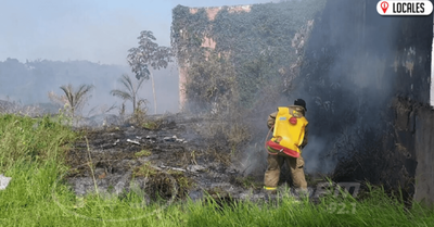 Mediante un arduo trabajo, Bomberos lograron evitar que el incendio se propague