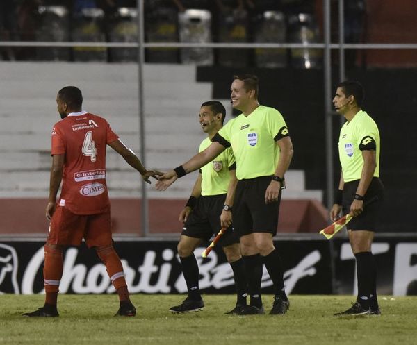 Samaniego apunta que el VAR no le avisó de su error - Fútbol - ABC Color