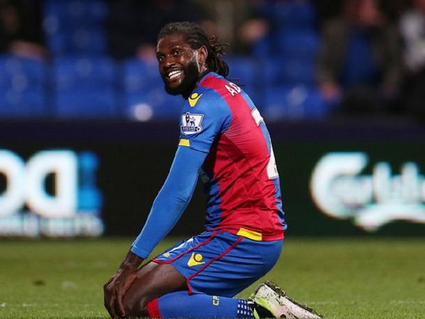 Cambia el día de la llegada de Adebayor