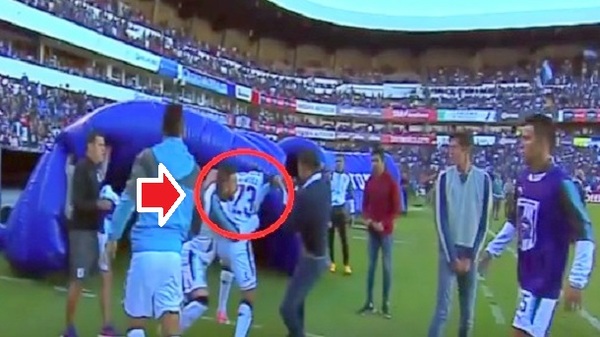 “Pájaro” Benítez a trompadas con un compañero en México (Vídeo)