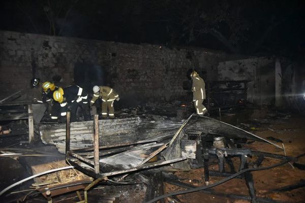 Incendio arrasa con carpintería familiar en Roque Alonso - Nacionales - ABC Color