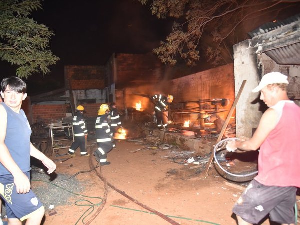 Incendio consume carpintería en Mariano Roque Alonso