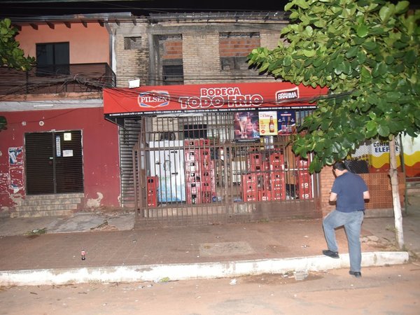 A cara descubierta y armados asaltan bodega en Lambaré