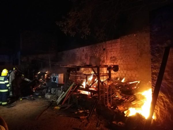 Incendio consumió una carpintería en Roque Alonso