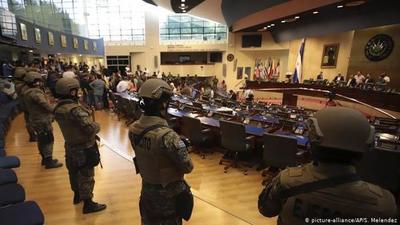 Corte frena a Bukele y le ordena no utilizar a militares y policías para fines políticos - ADN Paraguayo