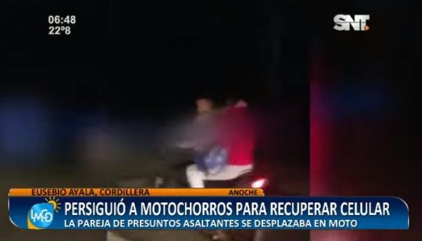 Mujer persigue a motochorros hasta recuperar su teléfono