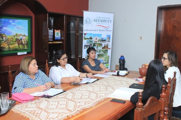 Integrantes del equipo técnico de la EBY y de la Gobernación de Ñeembucú mantuvieron una reunión a fin de coordinar detalles de las Becas Universitarias 2020. - .::RADIO NACIONAL::.