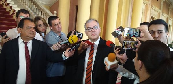 Según Julio Ullón, solo encuestas pagadas le dan mal posicionamiento - Nacionales - ABC Color