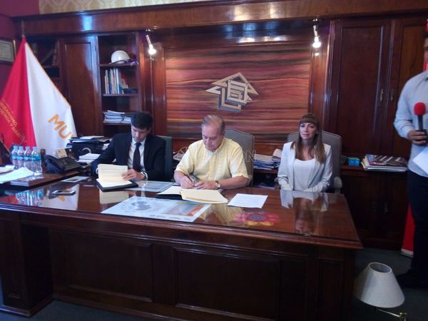 Firman convenio para ayudar a familias del barrio San Francisco