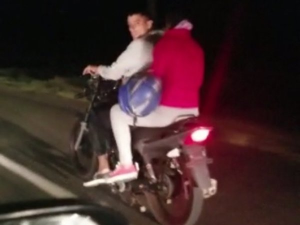 Persiguieron a motochorros hasta recuperar celular robado