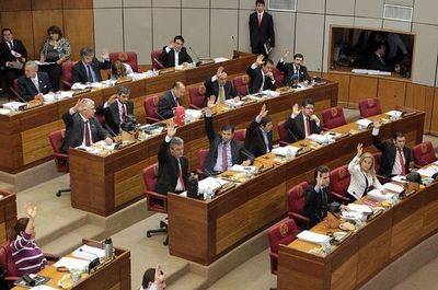 Sesión extra de senadores tratará ley de financiamiento político este jueves
