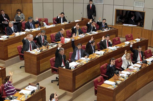 Sesión extra de senadores tratará ley de financiamiento político este jueves