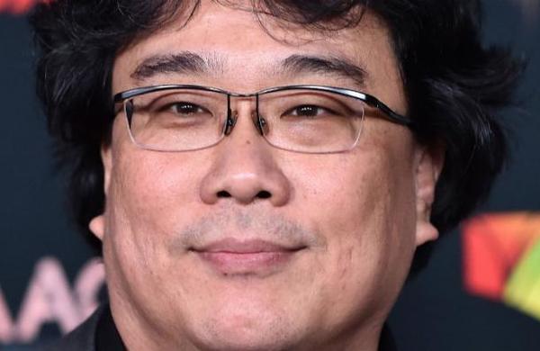 Director de 'Parasite' se puso a jugar con las estatuillas que ganó en los Premios Oscar - SNT