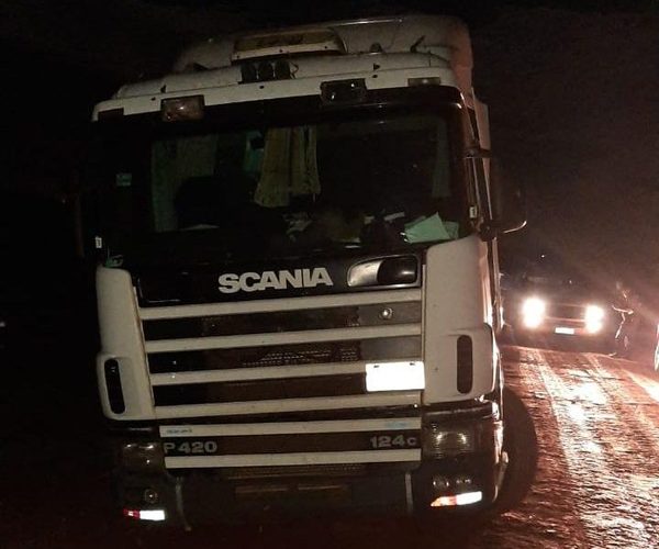 Recuperan camión cargado con granos de soja