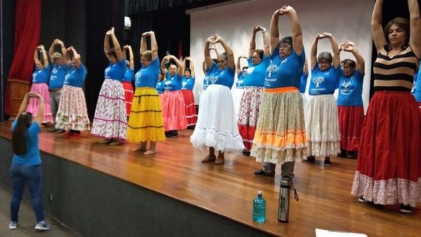 Adultos mayores reinician prácticas de danza