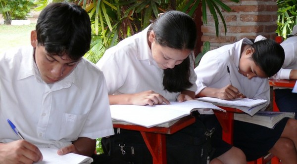 Unión Europea condiciona apoyo a futuros programas educativos