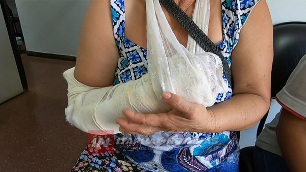 ABUELA SE CAYÓ EN EL COLECTIVO Y SE FRACTURÓ LA MUÑECA