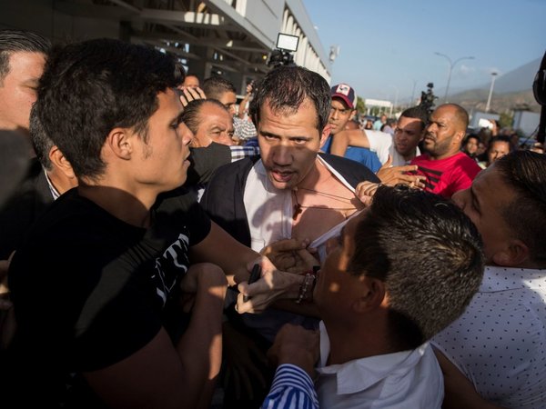Guaidó es recibido con una paliza de oficialistas al aterrizar en Caracas