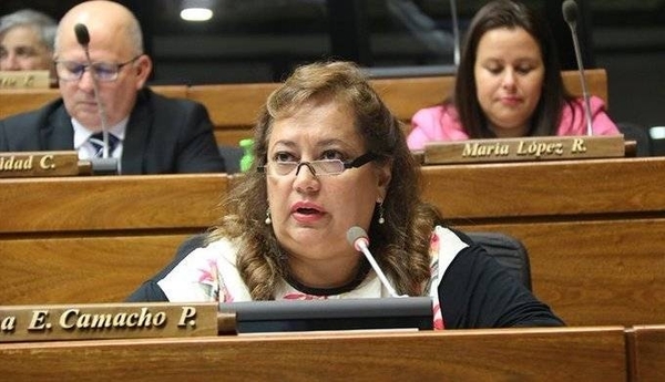 HOY / Diputada dispara al culto a la personalidad que exhibe Petta y lo acusa de agravar la crisis