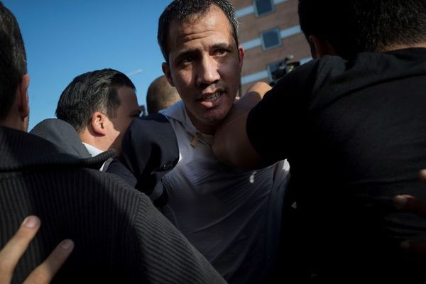 Guaidó es recibido con una paliza de oficialistas al aterrizar en Caracas - Mundo - ABC Color