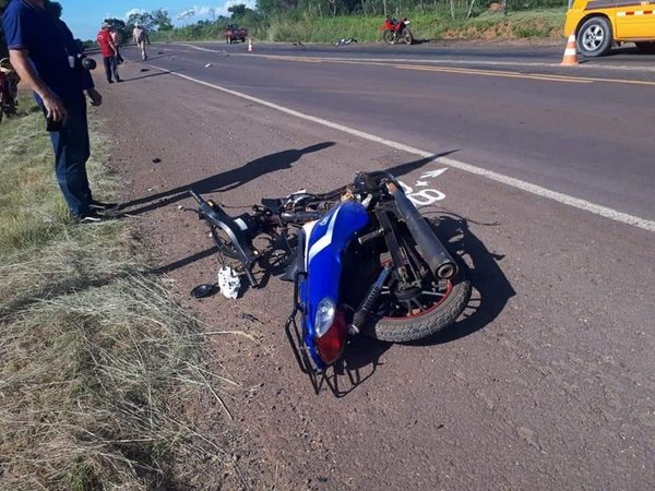 Adolescente fallece tras choque de motocicleta contra un automóvil