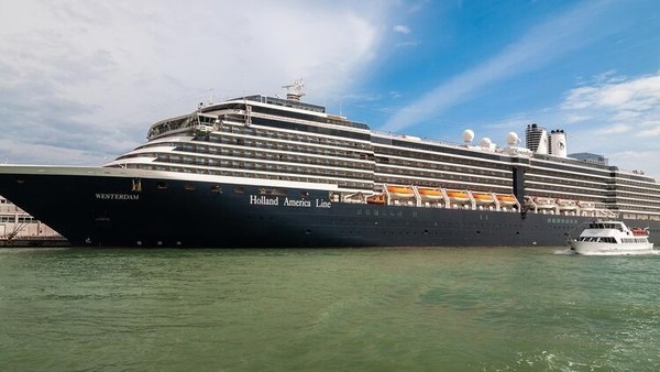 Crucero sospechado de contener un brote de coronavirus fue rechazado por cinco puertos y se encuentra sin destino - ADN Paraguayo